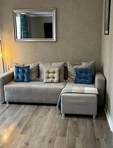 Cheerful 3 Bedroom Townhouse With Free Parking.