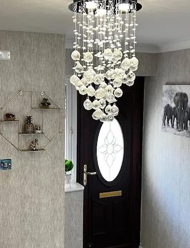 Cheerful 3 Bedroom Townhouse With Free Parking.