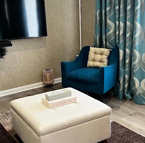 Cheerful 3 Bedroom Townhouse With Free Parking.