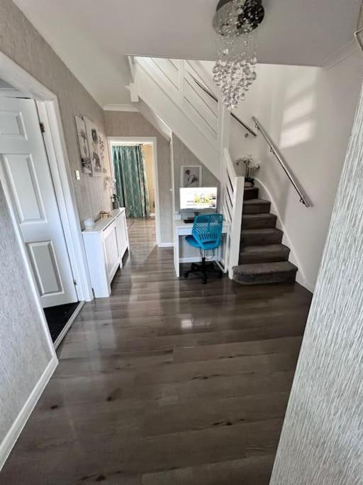 Cheerful 3 Bedroom Townhouse With Free Parking. *