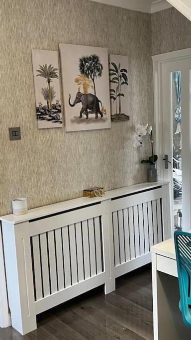 Cheerful 3 Bedroom Townhouse With Free Parking. *
