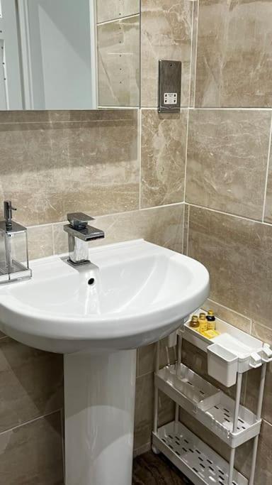 Cheerful 3 Bedroom Townhouse With Free Parking. Billericay