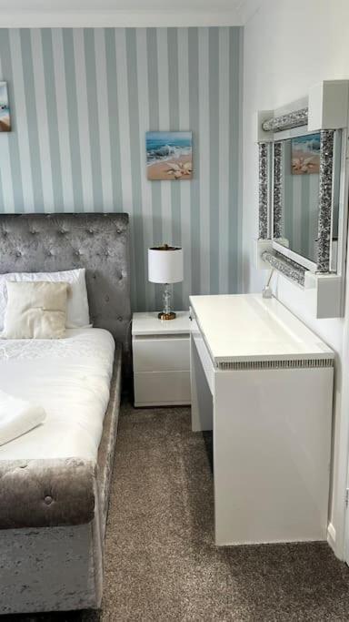 Cheerful 3 Bedroom Townhouse With Free Parking. Holiday home *
