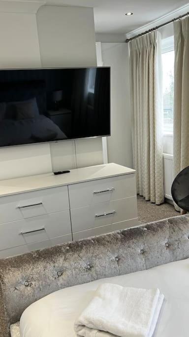 Cheerful 3 Bedroom Townhouse With Free Parking. *