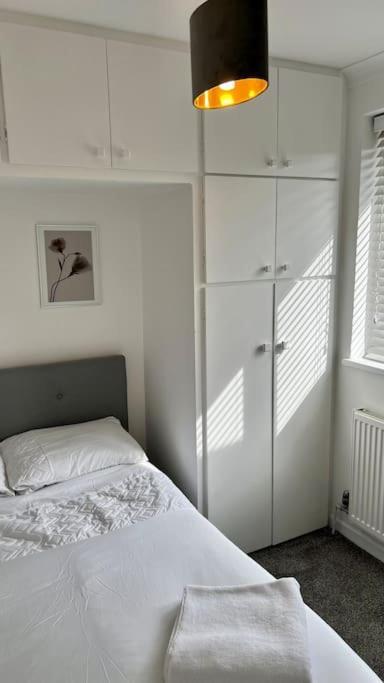 Cheerful 3 Bedroom Townhouse With Free Parking. Billericay