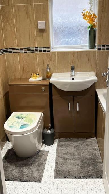 Cheerful 3 Bedroom Townhouse With Free Parking.