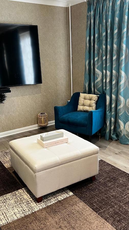 Cheerful 3 Bedroom Townhouse With Free Parking.